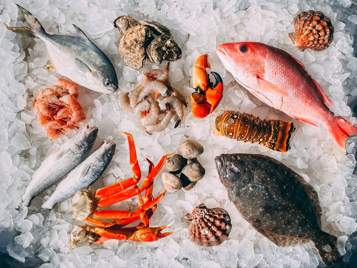 Cá khô một nắng Cần Giờ được phơi trên vỉ tre dưới nắng trời
